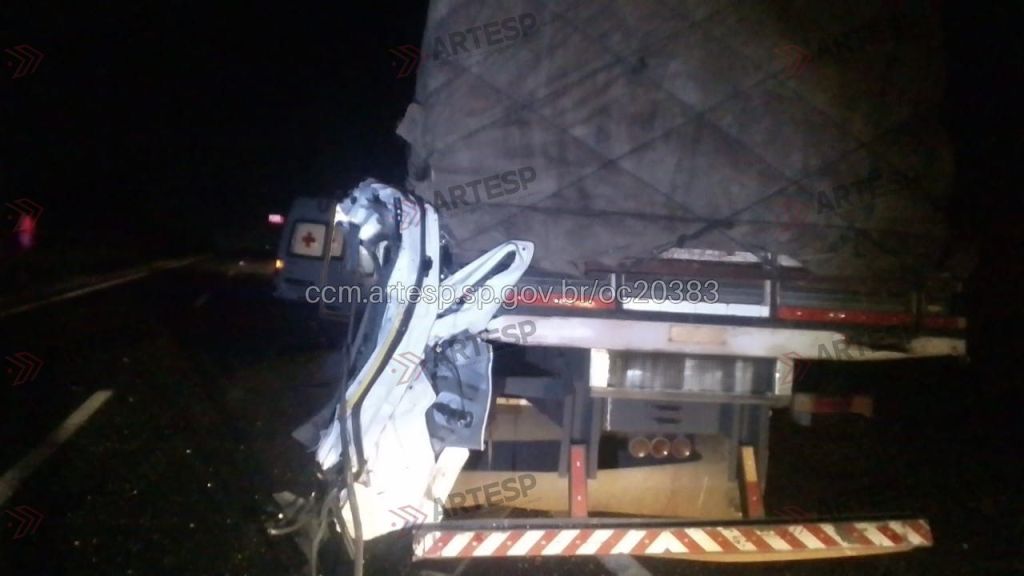 Ambulância bate na traseira de caminhão e deixa três feridos na Rodovia Brigadeiro Faria Lima, em Taiúva