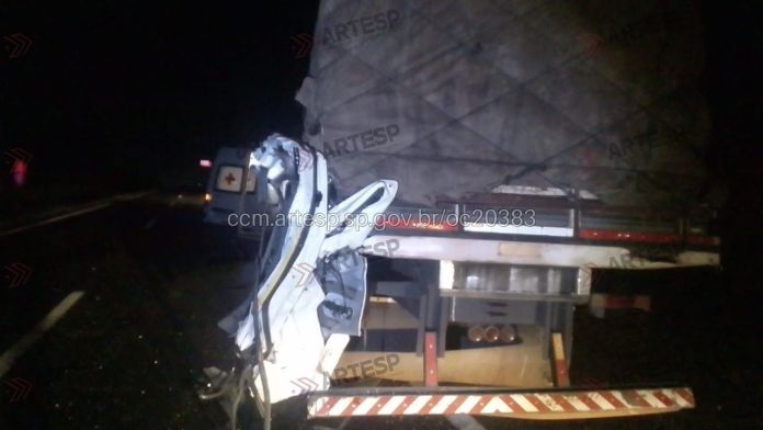 Ambulância bate na traseira de caminhão e deixa três feridos na Rodovia Brigadeiro Faria Lima, em Taiúva Ambulância bate na traseira de caminhão e deixa três feridos na Rodovia Brigadeiro Faria Lima, em Taiúva