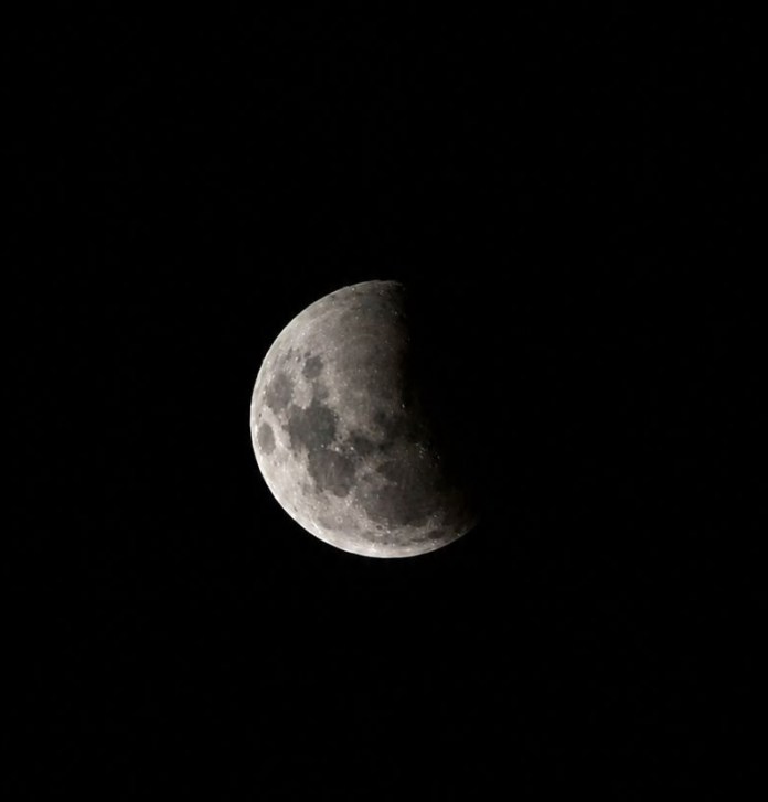 Eclipse lunar chama a atenção em São Carlos e internauta registra fenômeno na madrugada