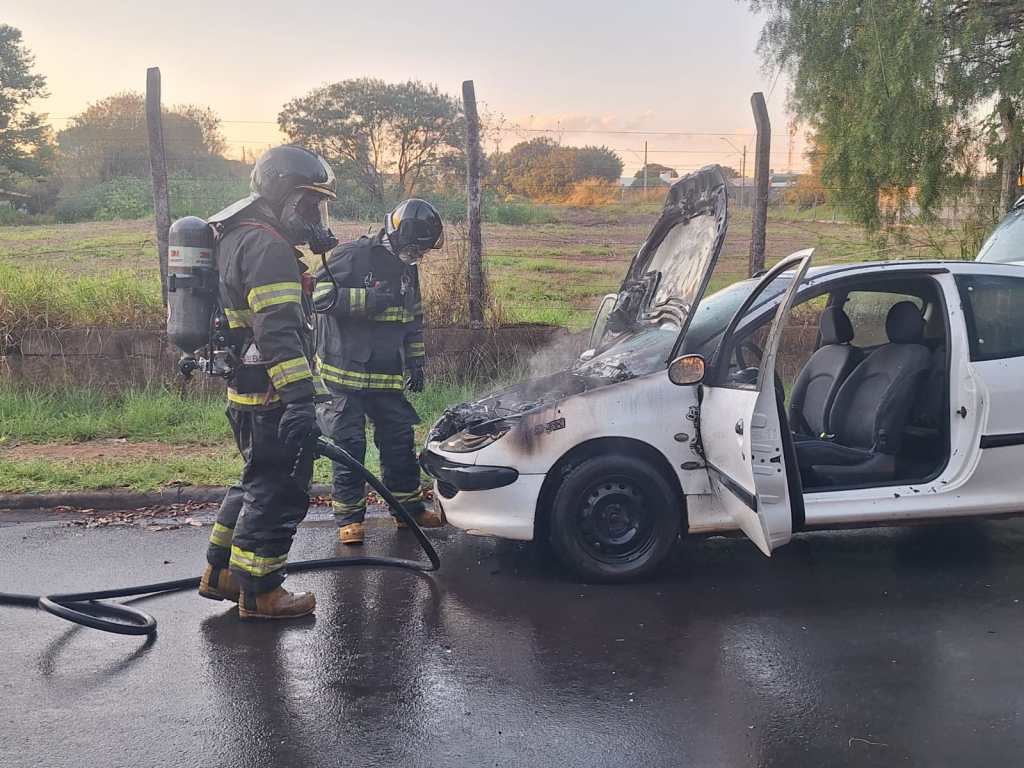 Incêndio em carro mobiliza Bombeiros na Vila Celina em São Carlos