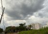 Tempo: São Carlos amanhece com céu carregado; entenda se pode chover Nuvens escuras cobriram São Carlos na manhã deste sábado, mas radares mostram previsão do tempo com chuva concentrada mais ao sul do Estado; calor e baixa umidade continuam sendo os principais destaques.