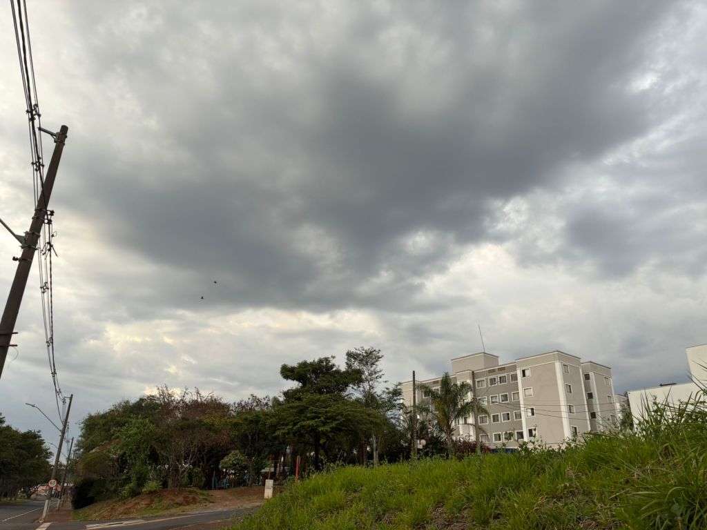 Nuvens escuras cobriram São Carlos na manhã deste sábado, mas radares mostram previsão do tempo com chuva concentrada mais ao sul do Estado; calor e baixa umidade continuam sendo os principais destaques.