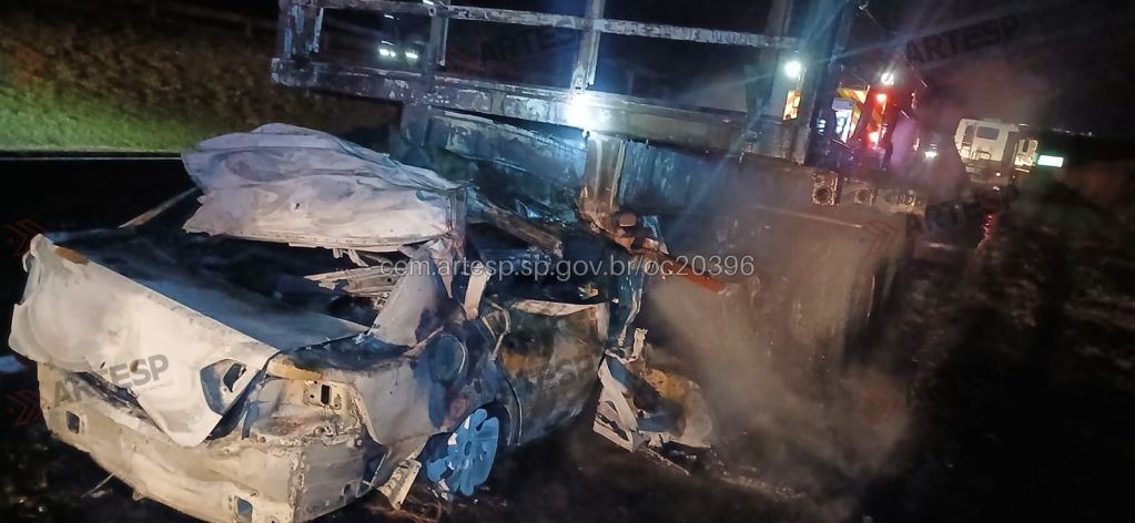 Um homem morreu na noite de terça-feira (4) após um grave acidente na Rodovia Anhanguera (SP-330), em Guará. O automóvel que ele dirigia acabou incendiado depois de colidir com uma carreta que seguia pela rodovia.