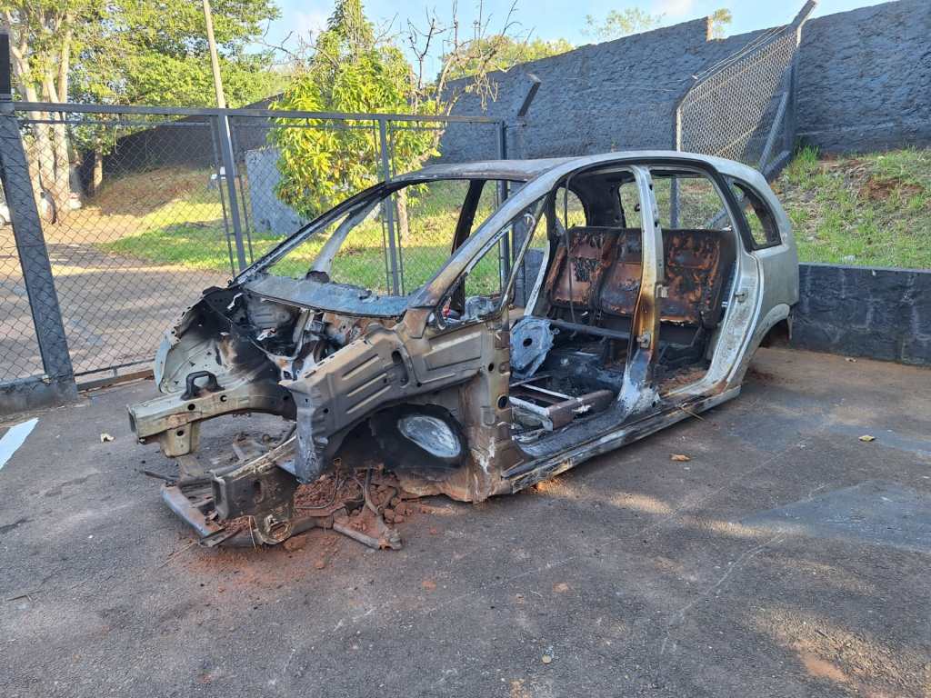 Diante da situação, o local foi preservado e a perícia foi acionada para realizar os trabalhos necessários e levantar elementos que possam contribuir para esclarecer as circunstâncias em que o carro foi levado até o local e incendiado
