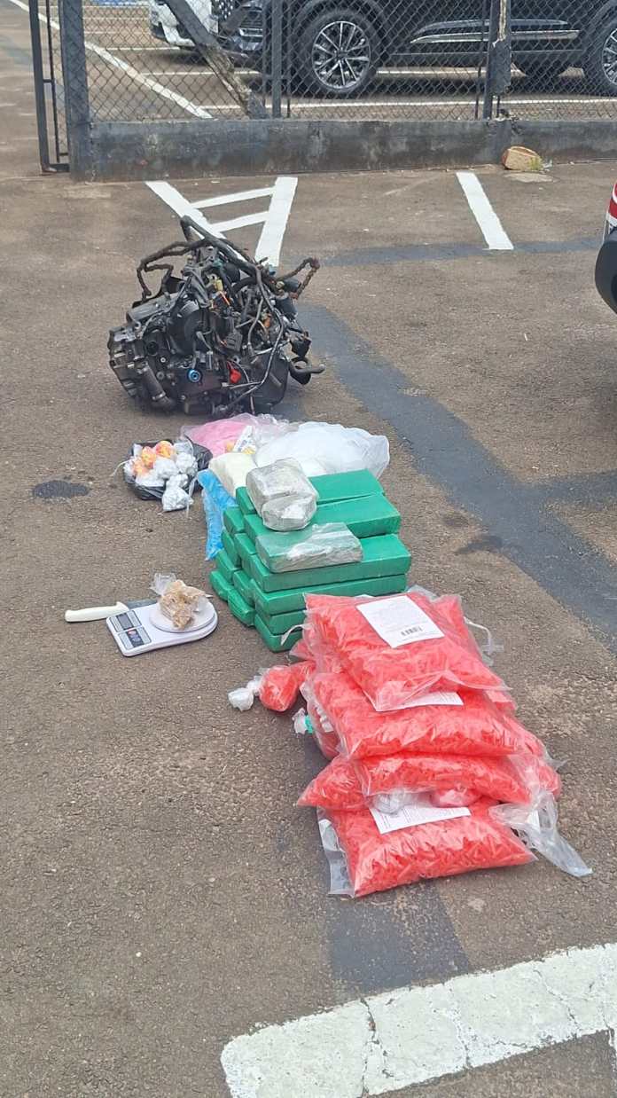 Polícia Militar localizou nesta sexta-feira (14) uma casa-bomba no Planalto Verde, em São Carlos. Drogas e outros materiais foram apreendidos. Polícia Militar localizou nesta sexta-feira (14) uma casa-bomba no Planalto Verde, em São Carlos. Drogas e outros materiais foram apreendidos.