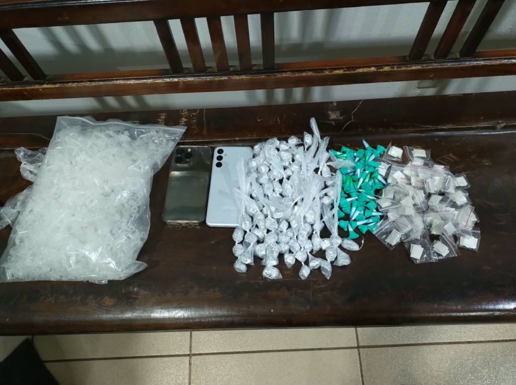 Força Tática localizou em desmanche quatro veículos furtados, drogas e materiais ligados ao tráfico durante ação no Antenor Garcia