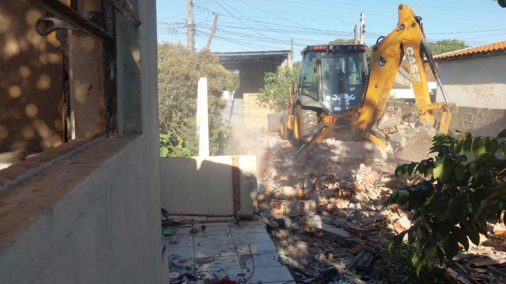 Prefeitura de São Carlos demoliu imóvel abandonado na Vila Isabel após Defesa Civil apontar risco iminente de colapso estrutural