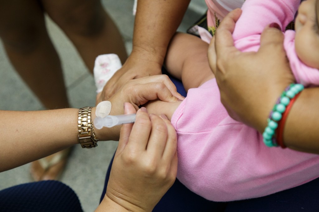 UBSs e USFs estarão abertas das 8h às 12h para atualizar a caderneta de crianças e adolescentes; Saúde alerta para risco de reintrodução do sarampo no país