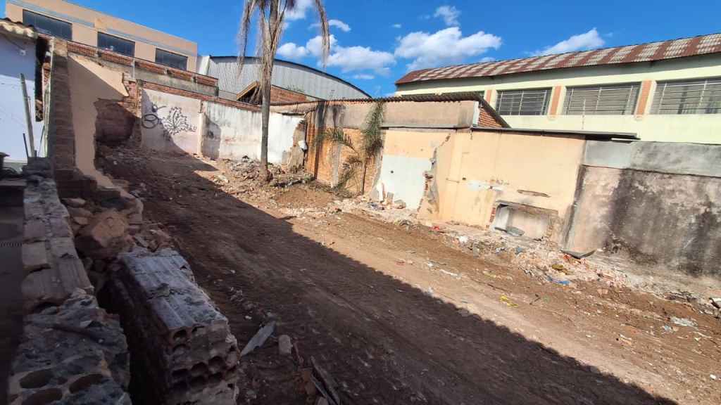 Prefeitura de São Carlos demoliu imóvel abandonado na Vila Isabel após Defesa Civil apontar risco iminente de colapso estrutural