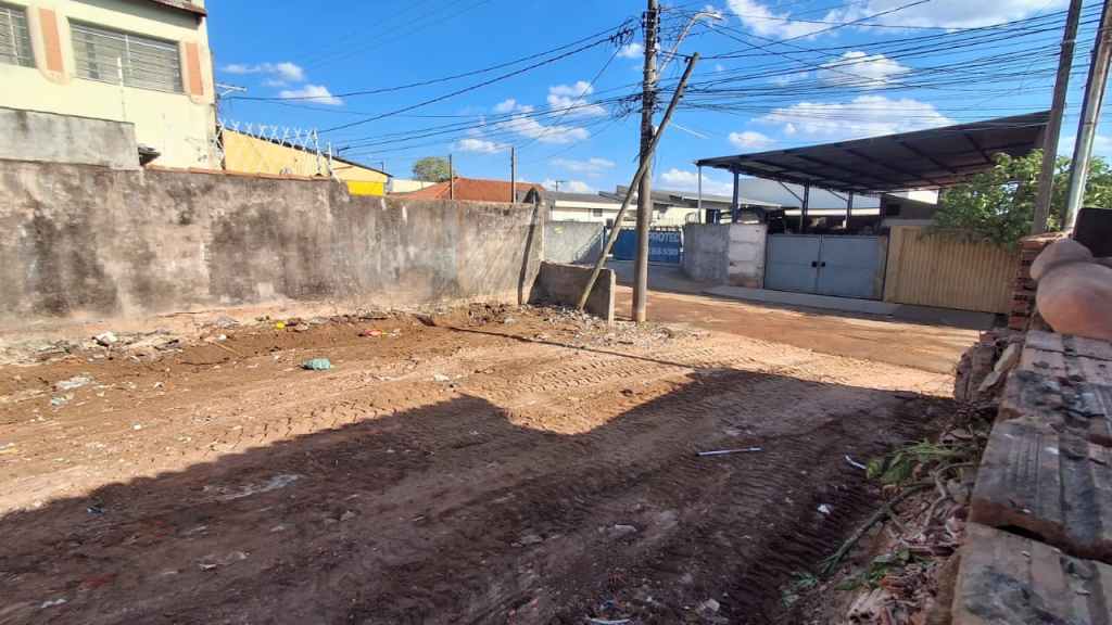 Prefeitura de São Carlos demoliu imóvel abandonado na Vila Isabel após Defesa Civil apontar risco iminente de colapso estrutural