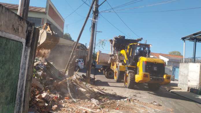 Prefeitura de São Carlos demoliu imóvel abandonado na Vila Isabel após Defesa Civil apontar risco iminente de colapso estrutural Prefeitura de São Carlos demoliu imóvel abandonado na Vila Isabel após Defesa Civil apontar risco iminente de colapso estrutural
