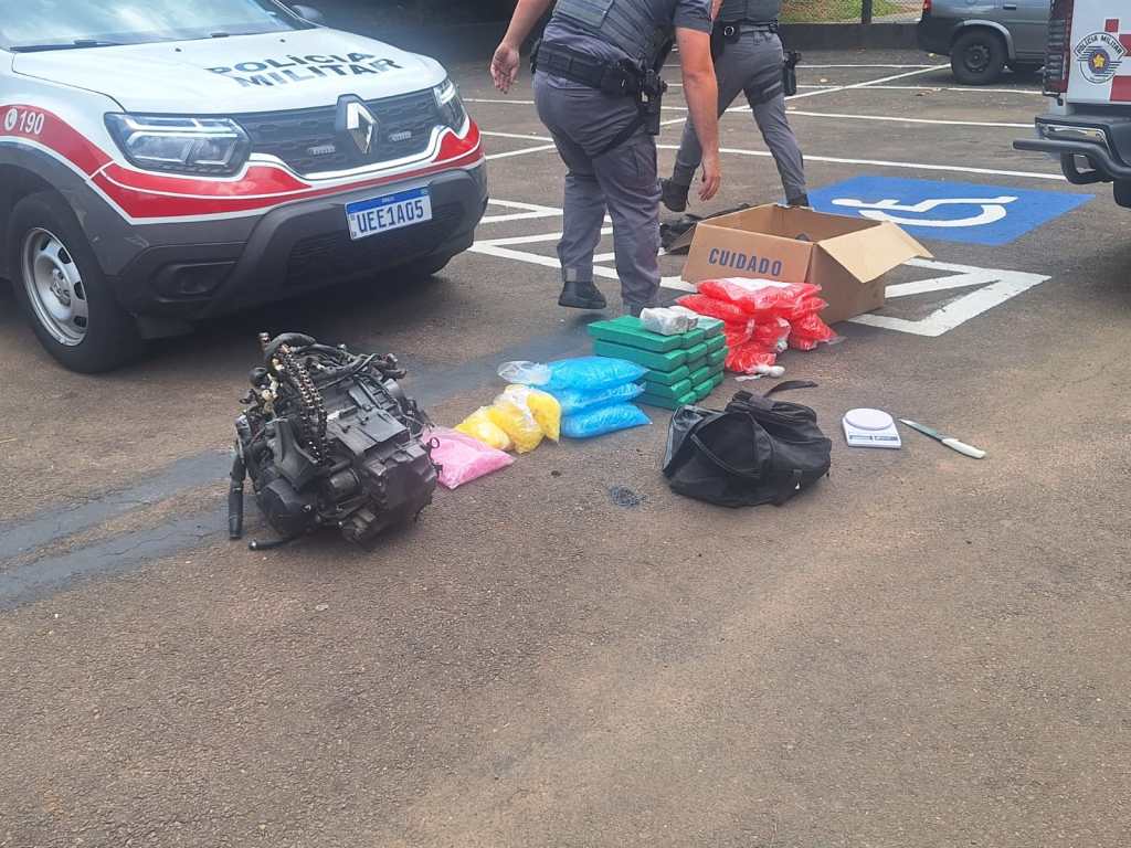 Polícia Militar localizou nesta sexta-feira (14) uma casa-bomba no Planalto Verde, em São Carlos. Drogas e outros materiais foram apreendidos.