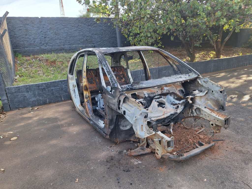 Diante da situação, o local foi preservado e a perícia foi acionada para realizar os trabalhos necessários e levantar elementos que possam contribuir para esclarecer as circunstâncias em que o carro foi levado até o local e incendiado