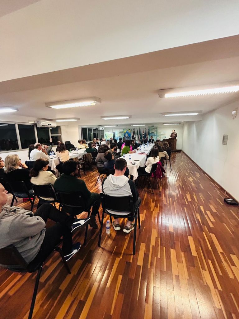 Encontro inédito reuniu os quatro clubes de Rotary da cidade, teve palestra do juiz Paulo César Scanavez e homenageou três personalidades