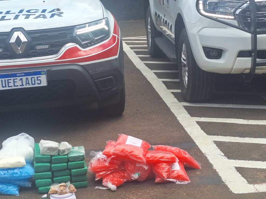 Polícia Militar localizou nesta sexta-feira (14) uma casa-bomba no Planalto Verde, em São Carlos. Drogas e outros materiais foram apreendidos.