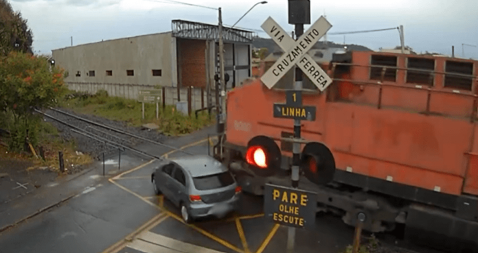 Carro é atingido por trem passagem de nível em Itirapina Carro é atingido por trem passagem de nível em Itirapina