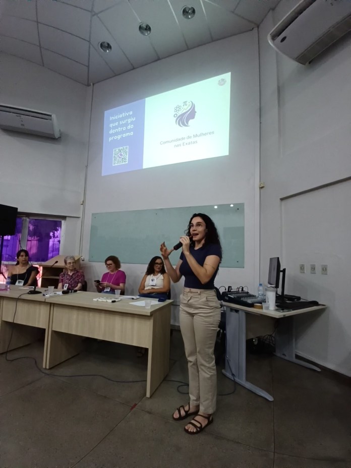 A comunidade Mulheres nas Exatas funciona por meio da plataforma WhatsApp, escolhida por facilitar o acesso de participantes de diferentes idades e localidades A comunidade Mulheres nas Exatas funciona por meio da plataforma WhatsApp, escolhida por facilitar o acesso de participantes de diferentes idades e localidades
