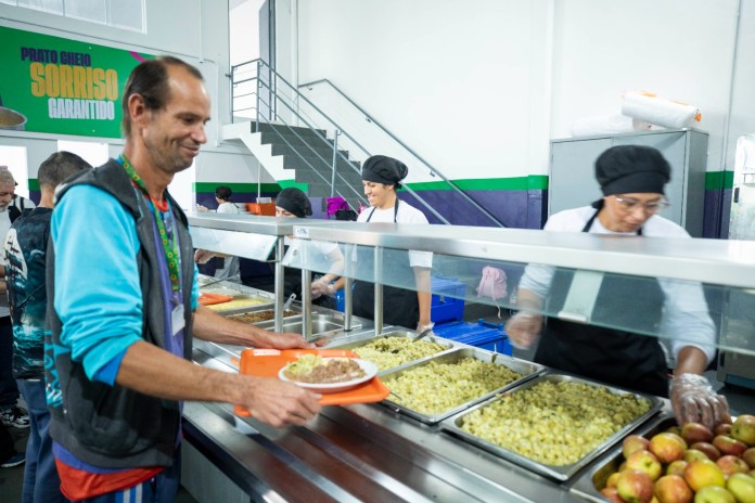A unidade do Nosso Prato no São Carlos 8 voltou a servir almoço em sistema self-service. Confira quem tem direito à refeição gratuita, horários, endereços e como funciona o programa. A unidade do Nosso Prato no São Carlos 8 voltou a servir almoço em sistema self-service. Confira quem tem direito à refeição gratuita, horários, endereços e como funciona o programa.