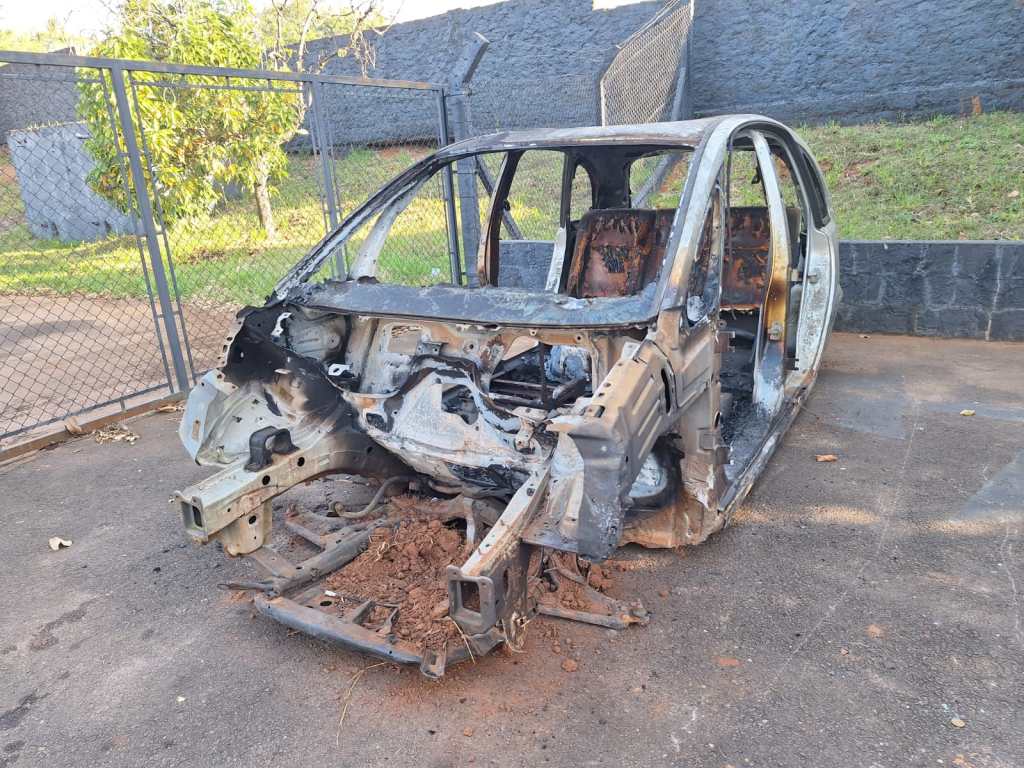 Diante da situação, o local foi preservado e a perícia foi acionada para realizar os trabalhos necessários e levantar elementos que possam contribuir para esclarecer as circunstâncias em que o carro foi levado até o local e incendiado