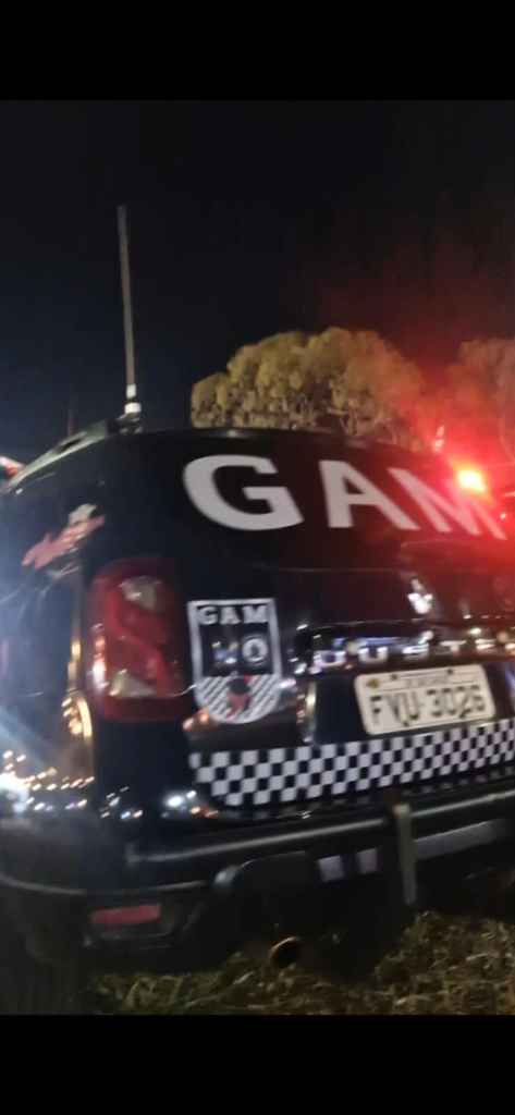Cadela farejadora da Guarda Municipal de São Carlos encontrou drogas enterradas, balança de precisão e materiais em área de mata em Santa Eudóxia.