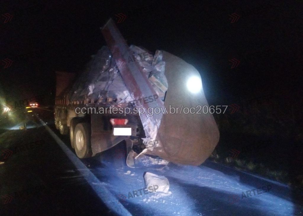 Grave acidente entre dois caminhões na SP-340, em Casa Branca, terminou com a morte de um motorista na noite de segunda-feira (24).