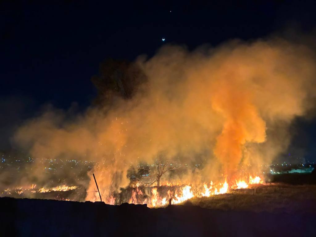 Incêndio de grandes proporções atinge área de vegetação entre o Azulville II e o Jardim Letícia, em São Carlos, na noite deste sábado (15), e preocupa moradores.
