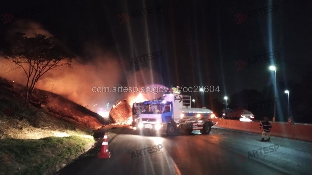 Caminhão carregado com latinhas de alumínio pegou fogo na SP-310, em Itirapina, e provocou congestionamento de quase 3 km. Ninguém se feriu