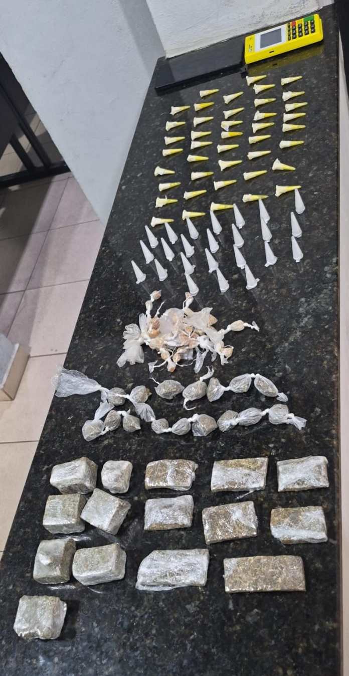 Homem tentou fugir da Polícia Militar e acabou preso por tráfico de drogas em São Carlos. PM apreendeu 121 porções de cocaína e 33 pedras de crack. Homem tentou fugir da Polícia Militar e acabou preso por tráfico de drogas em São Carlos. PM apreendeu 121 porções de cocaína e 33 pedras de crack.