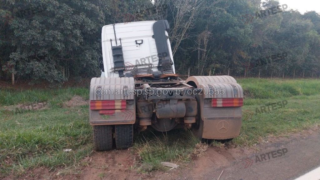 Com o impacto do acidente, o veículo de passeio teve grandes avarias, o caminhão também ficou danificado