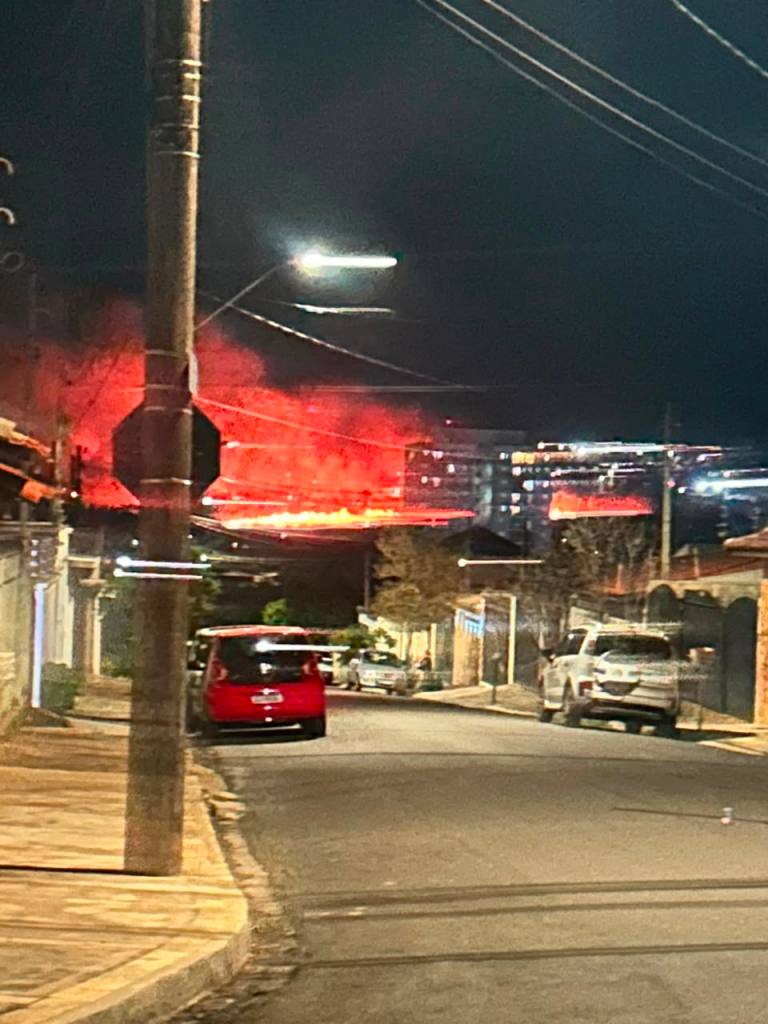 Incêndio de grandes proporções atinge área de vegetação entre o Azulville II e o Jardim Letícia, em São Carlos, na noite deste sábado (15), e preocupa moradores.
