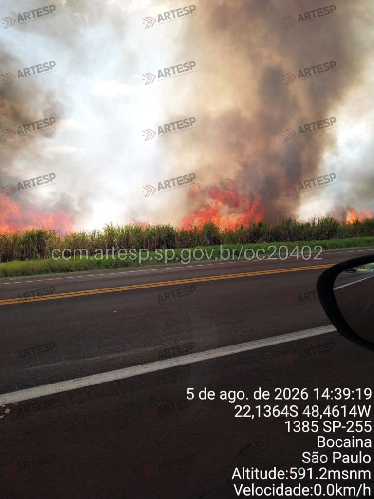 O tempo seco que predomina em boa parte do estado de São Paulo voltou a favorecer o surgimento de incêndios de grandes proporções nesta quarta-feira