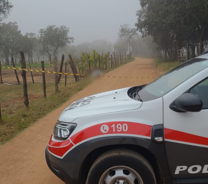 Homem é encontrado morto com marcas de tiros em estrada rural de São Carlos Homem é encontrado morto com marcas de tiros em estrada rural de São Carlos
