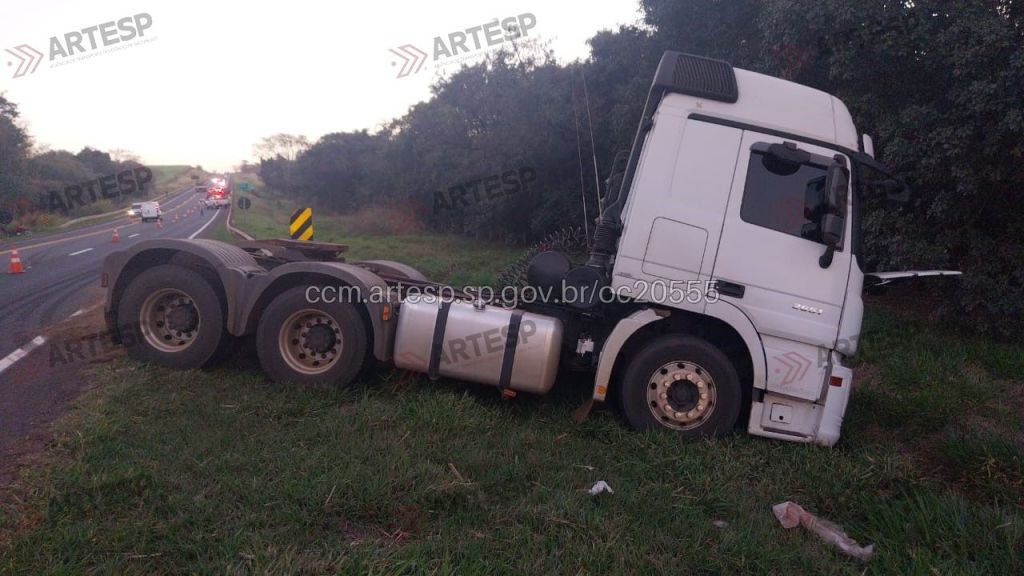 Com o impacto do acidente, o veículo de passeio teve grandes avarias, o caminhão também ficou danificado
