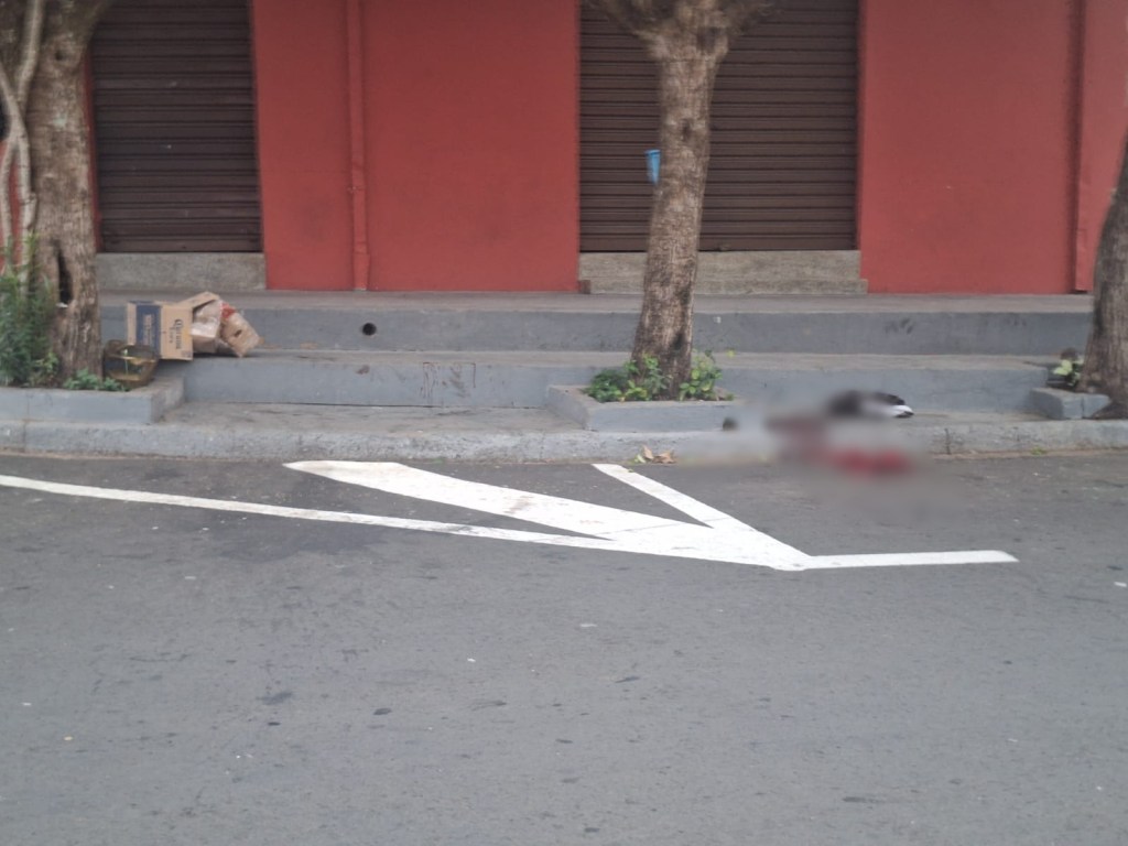 Homem morreu e outro ficou ferido após disparos de arma de fogo na noite de quinta-feira (20), em São Carlos. Polícia Civil investiga o caso