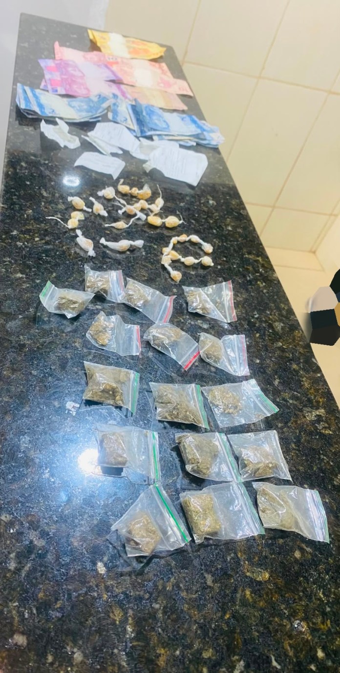 Duas ocorrências de tráfico mobilizaram a PM em São Carlos na segunda-feira (10). Houve prisões e apreensões de crack, maconha, dinheiro e motocicleta Duas ocorrências de tráfico mobilizaram a PM em São Carlos na segunda-feira (10). Houve prisões e apreensões de crack, maconha, dinheiro e motocicleta