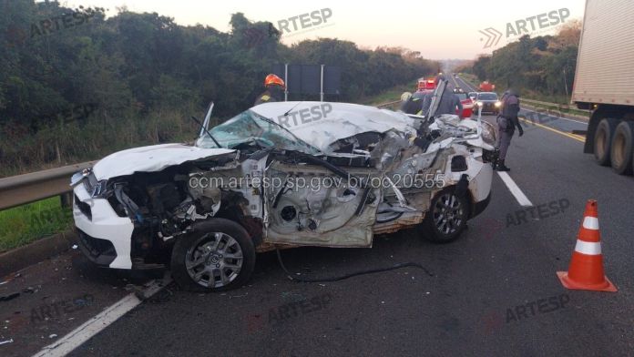 deb7fec4-f1bd-4013-beae-cf1b7c10b88d Com o impacto do acidente, o veículo de passeio teve grandes avarias, o caminhão também ficou danificado