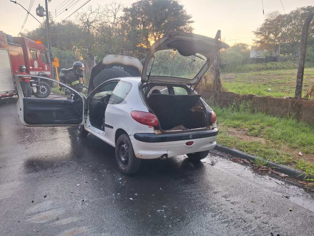 Incêndio em carro mobiliza Bombeiros na Vila Celina em São Carlos