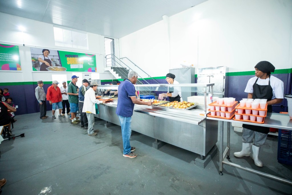 A unidade do Nosso Prato no São Carlos 8 voltou a servir almoço em sistema self-service. Confira quem tem direito à refeição gratuita, horários, endereços e como funciona o programa.
