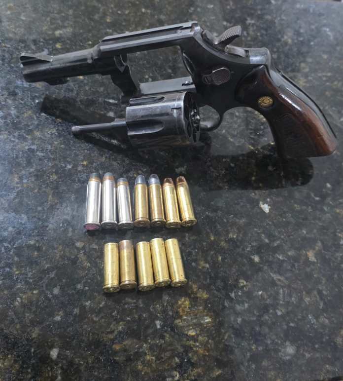 Homem é detido com arma após confusão em propriedade rural de São Carlos Homem é detido com arma após confusão em propriedade rural de São Carlos