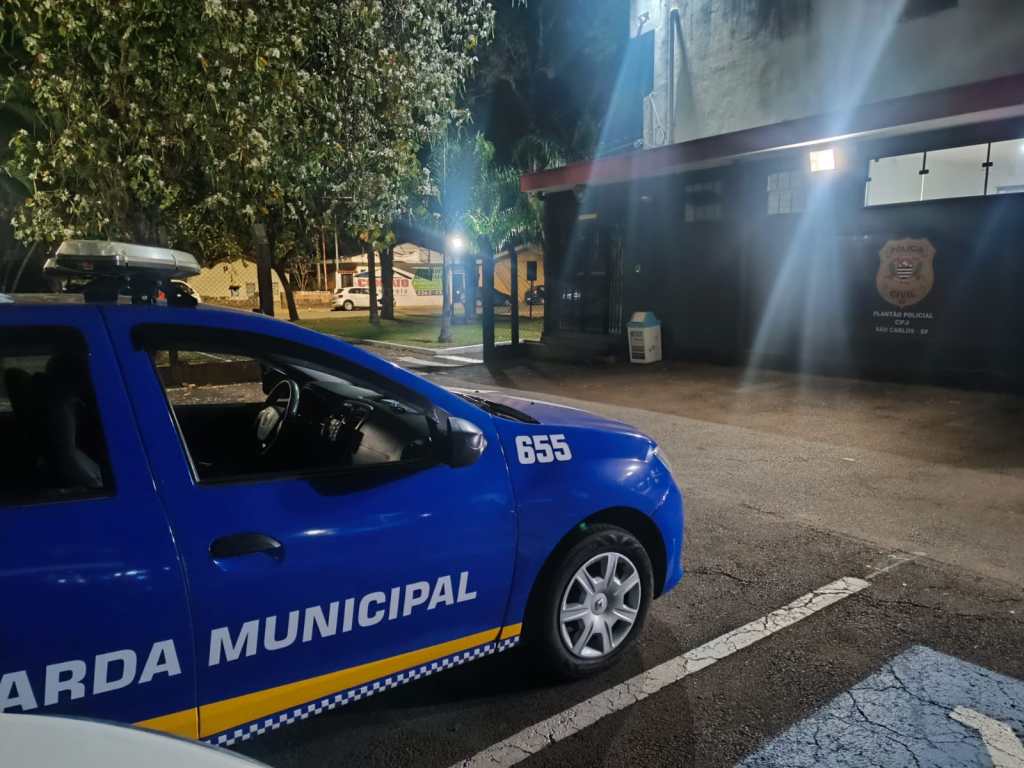 Carro furtado em Ibaté foi encontrado abandonado no Residencial Itatiaia, em São Carlos. Veículo foi recuperado pela Guarda Municipal.