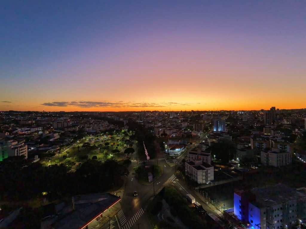 A população de São Carlos segue em crescimento. De acordo com a estimativa mais recente do Instituto Brasileiro de Geografia e Estatística (IBGE), o município possui 266.427 habitantes em 2025, consolidando-se entre as principais cidades do interior paulista em número de moradores.