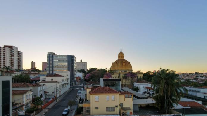 A população de São Carlos segue em crescimento. De acordo com a estimativa mais recente do Instituto Brasileiro de Geografia e Estatística (IBGE), o município possui 266.427 habitantes em 2025, consolidando-se entre as principais cidades do interior paulista em número de moradores. A população de São Carlos segue em crescimento. De acordo com a estimativa mais recente do Instituto Brasileiro de Geografia e Estatística (IBGE), o município possui 266.427 habitantes em 2025, consolidando-se entre as principais cidades do interior paulista em número de moradores.