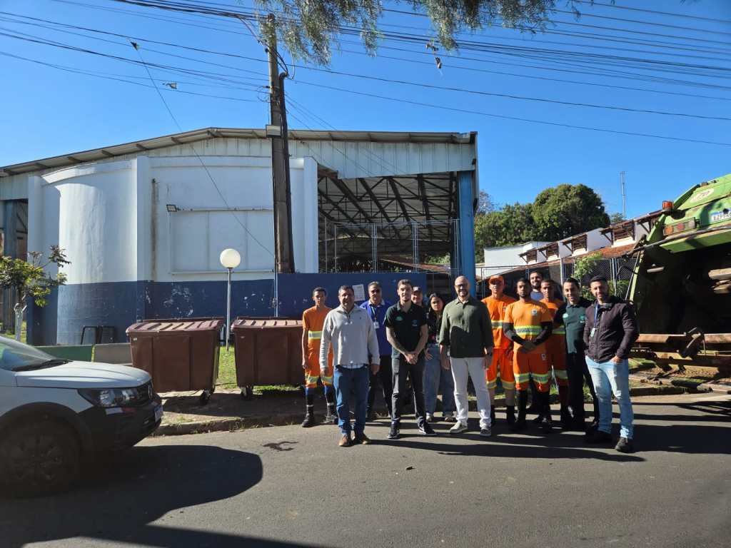 São Carlos testa o Projeto Movilix no Jardim Gonzaga. Veículo menor pretende facilitar a coleta de lixo em ruas estreitas e melhorar o trabalho dos coletores.