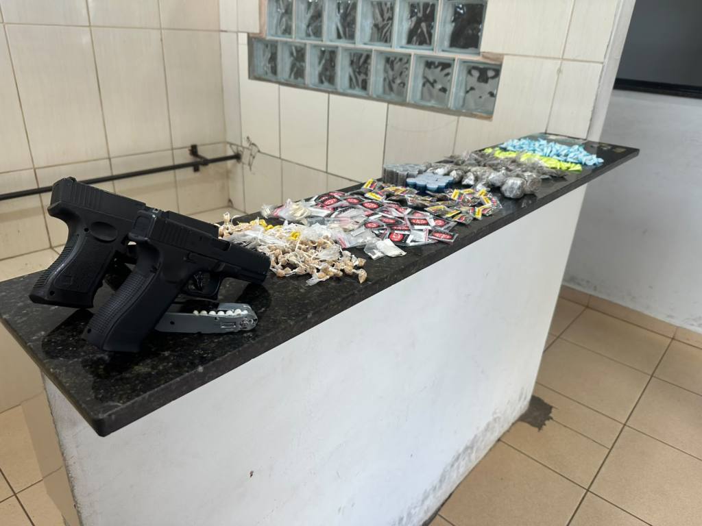Homem é preso com mais de 580 porções de drogas e simulacros de armas no CDHU, em São Carlos