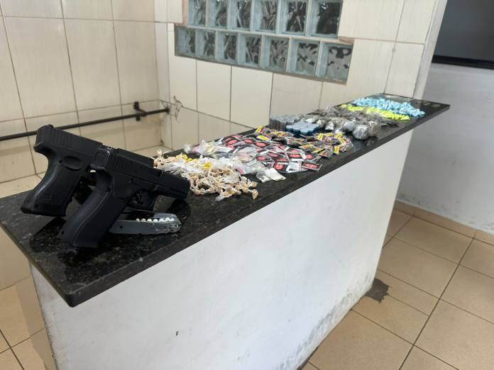Homem é preso com mais de 580 porções de drogas e simulacros de armas no CDHU, em São Carlos Homem é preso com mais de 580 porções de drogas e simulacros de armas no CDHU, em São Carlos
