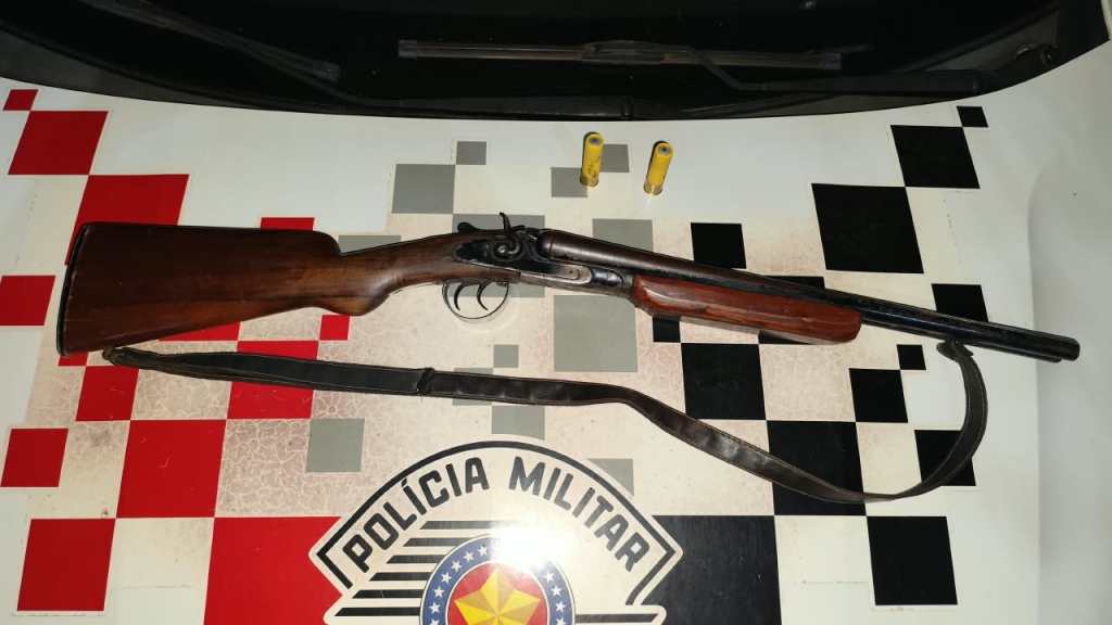Homem foi preso com uma espingarda calibre 20 após perseguição policial terminar em uma área de mata em Ribeirão Bonito. Duas munições foram apreendidas