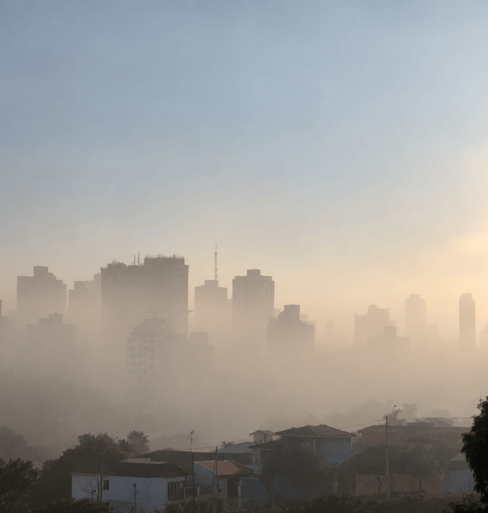Neblina encobre a região central de São Carlos na manhã desta quinta-feira (24). Foto: