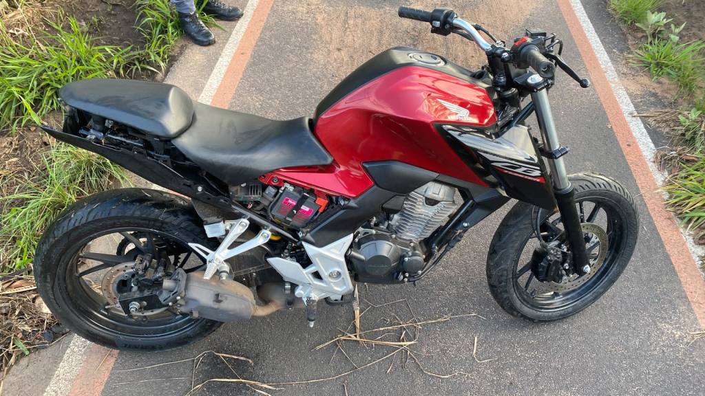 Motocicleta furtada é encontrada escondida em área de mata em São Carlos