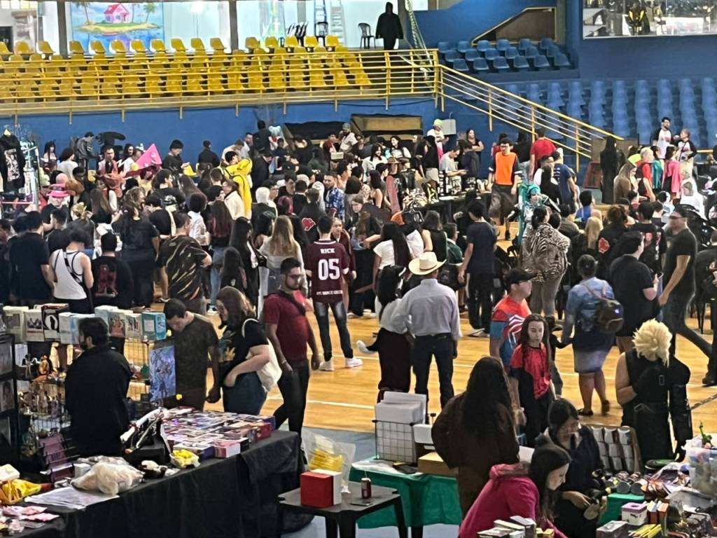 Geek Sanca Fest reuniu cerca de 10 mil pessoas no Ginásio Milton Olaio Filho, em São Carlos, com cosplay, K-pop, games, RPG e solidariedade.