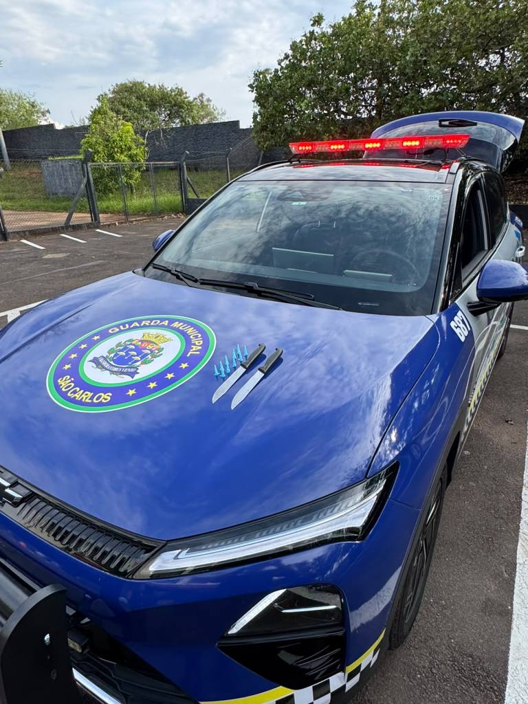 Homem com duas facas e 10 pinos de cocaína é abordado pela GM no Centro de São Carlos